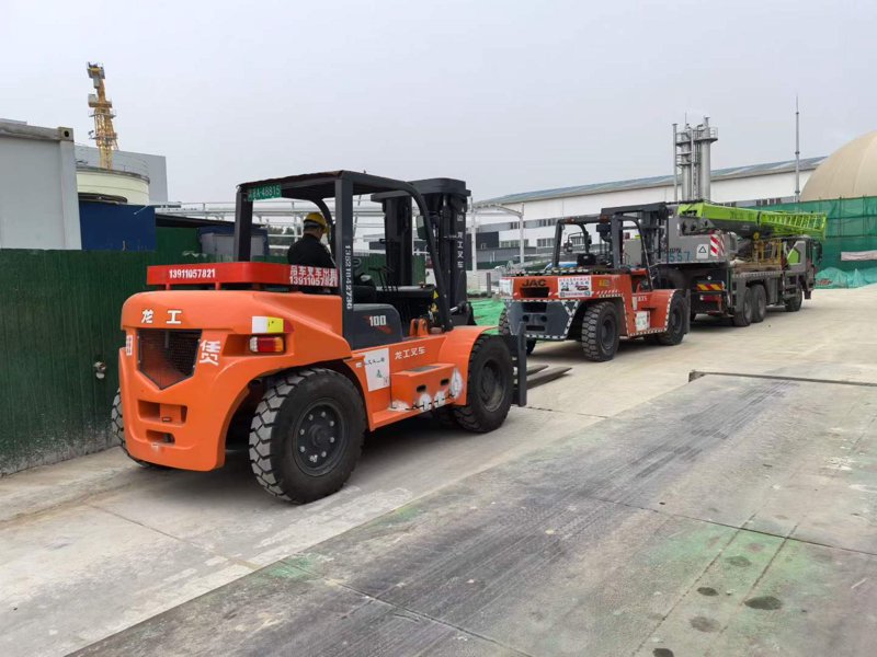 堆高车和叉车，它们在仓储物流领域中扮演着重要角色。许多人常将这两种设备混为一谈，其实二者之间存在着明显的差异。本文将通过具体案例对比二者的不同之处。